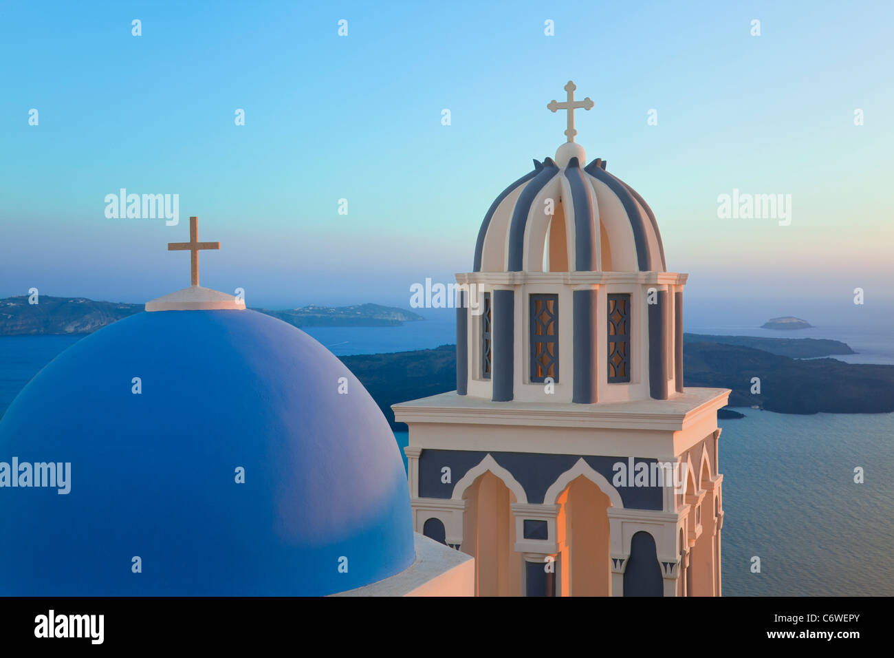 Les clochers de l'Église orthodoxe avec vue sur la caldeira de Fira, Santorin (thira), Cyclades, Mer Égée, Grèce, Europe Banque D'Images