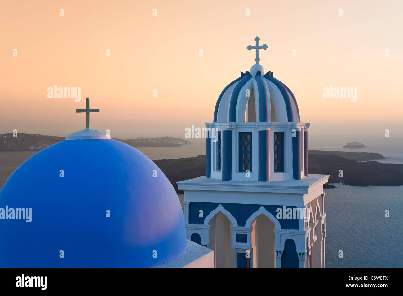 Les clochers de l'Église orthodoxe avec vue sur la caldeira de Fira, Santorin (thira), Cyclades, Mer Égée, Grèce, Europe Banque D'Images