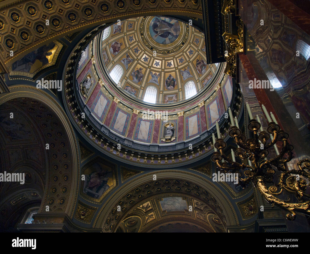 Plafond orné : coupole à St Stephen's Basilica, Budapest, Hongrie Banque D'Images