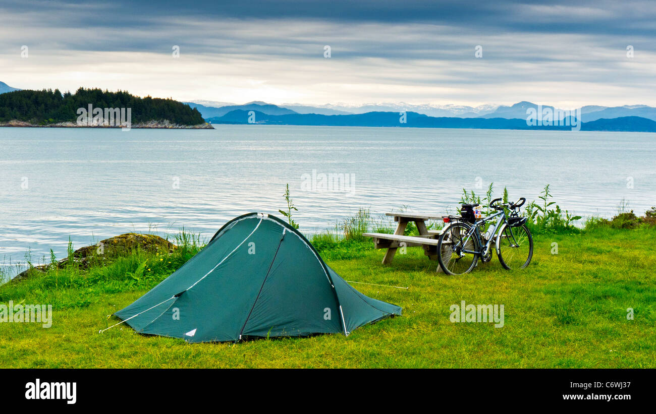 Camping à vélo à côté d'un fjord près de La Spezia, Leirvik, Norvège Banque D'Images