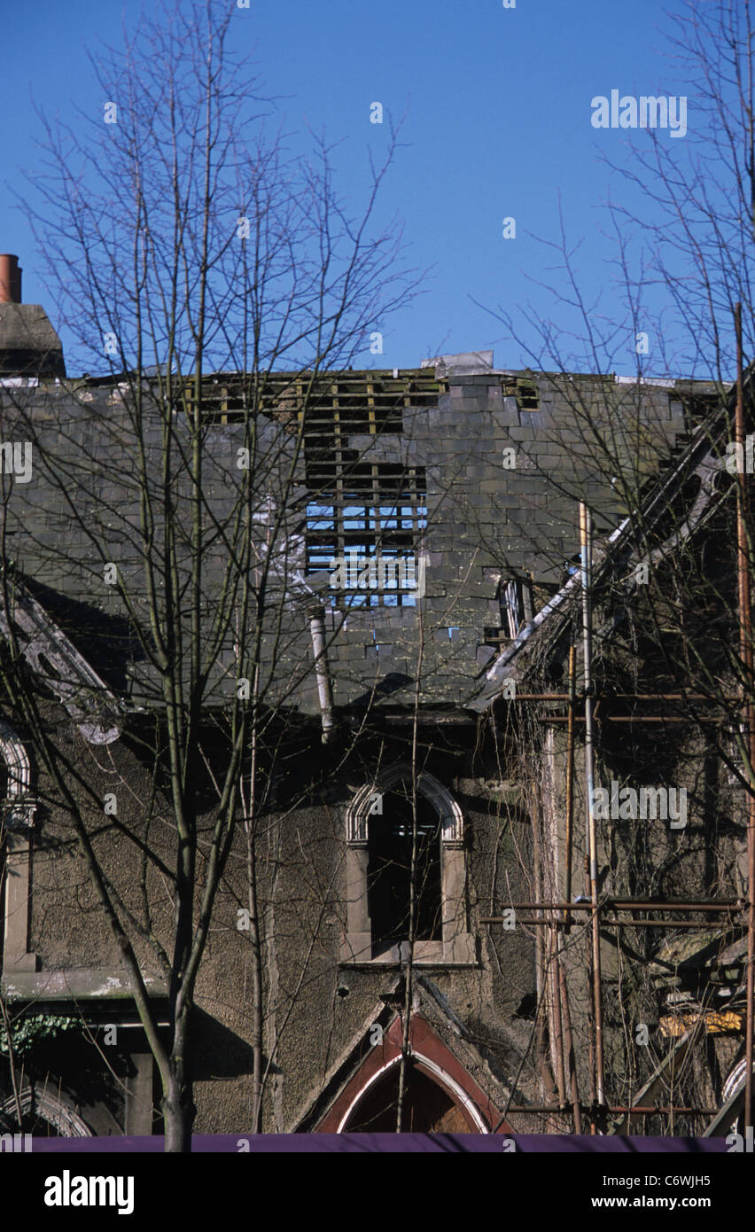 Maison à l'abandon en ruine avec le trou dans le toit London England UK Banque D'Images