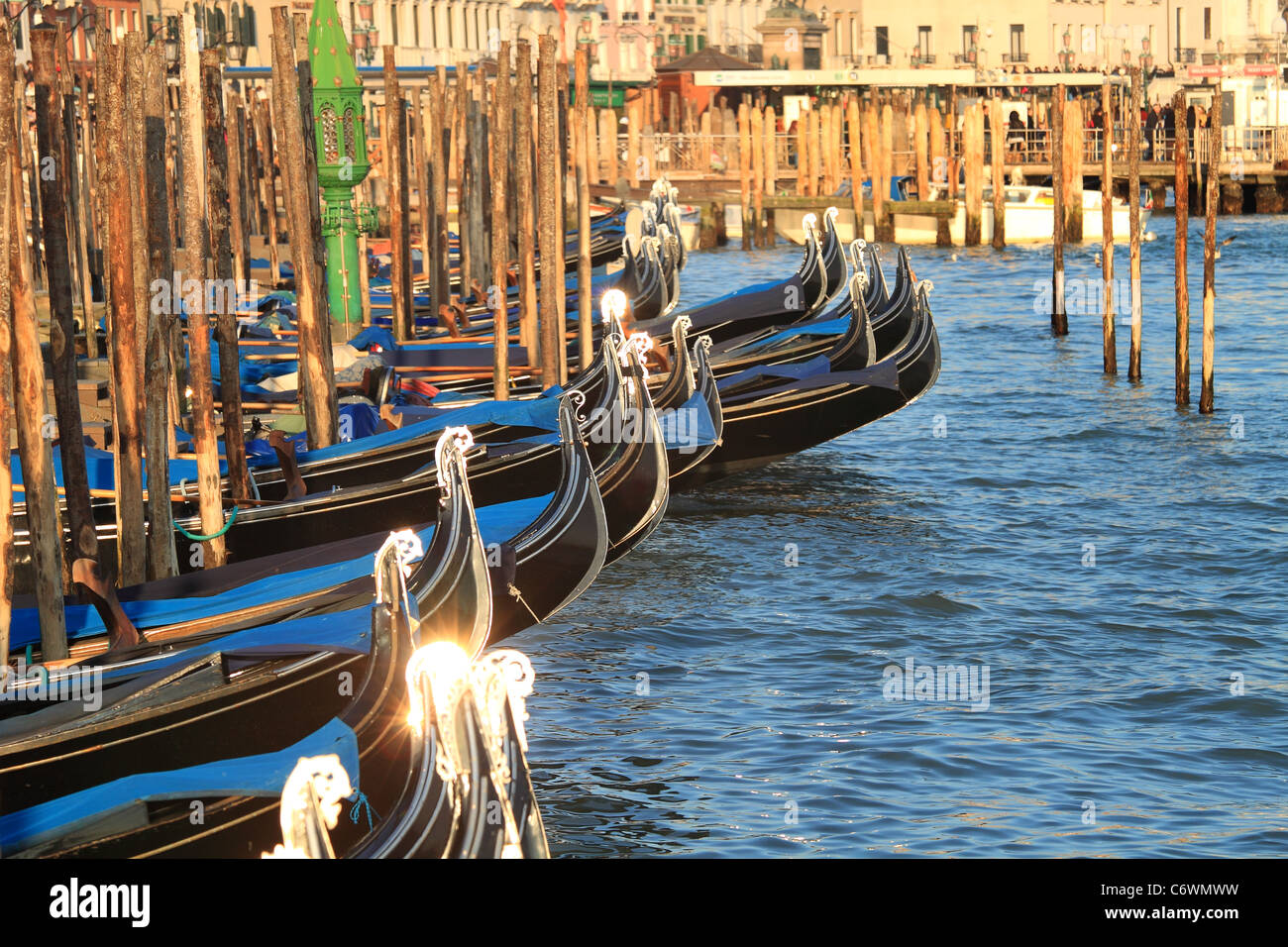 Gondoles sur le Grand Canal. place de parking le soir à Venise, Italie. Banque D'Images
