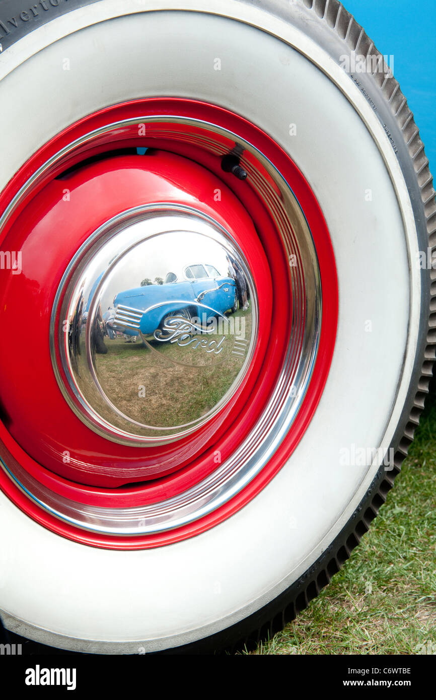 Classiques sur la politique commune d'Harpenden 2011 Ford mur blanc rouge pneu roue jante voiture classic motor show Banque D'Images