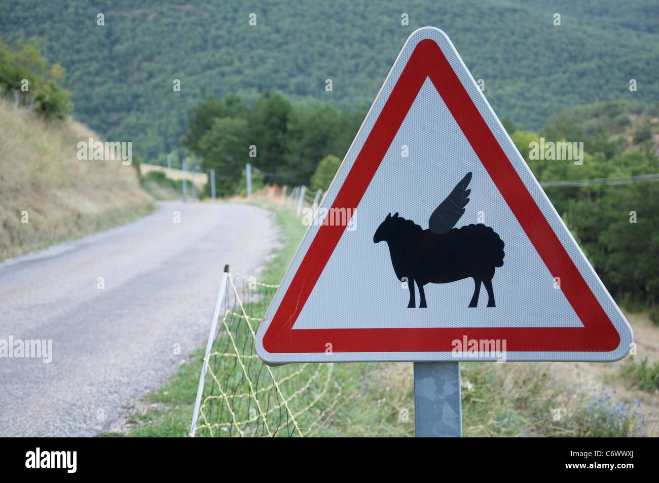 Attention Le Vol A Basse Altitude Les Moutons Ce Panneau Routier Francais Rural A Ete Modifie Par L Ajout D Ailes D Humour Au Mouton Symbole La Drome France Photo Stock Alamy