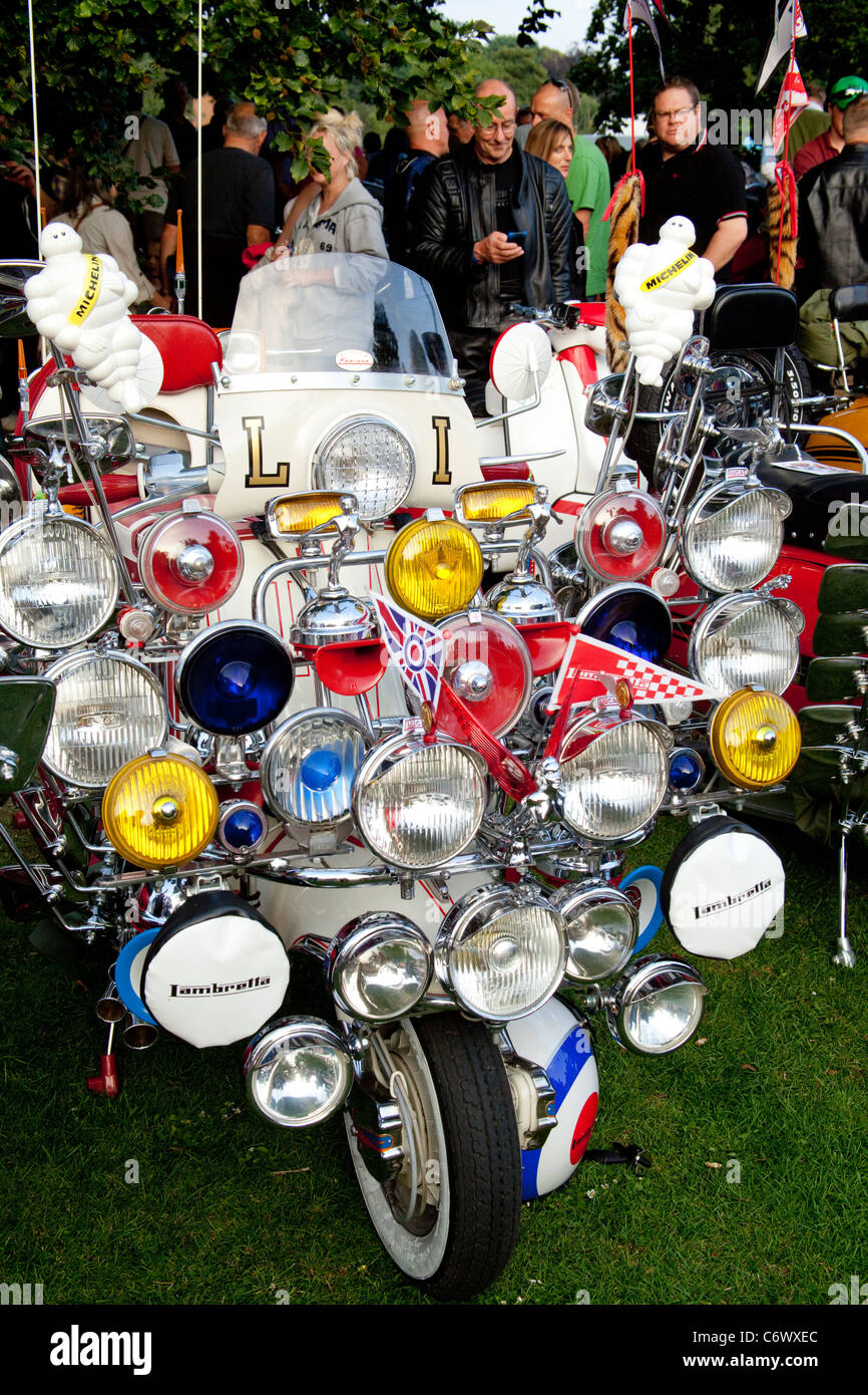 Classiques sur la politique commune d'Harpenden 2011 Lambretta scooter mod 1960 vélo miroirs swinging sixties chrome moteur voiture classique Banque D'Images