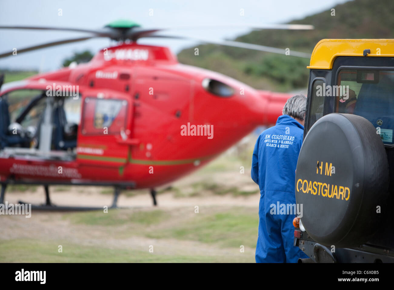 Aider l'équipe de sauvetage de la Garde côtière canadienne avec le pays de Galles air ambulance secours Banque D'Images