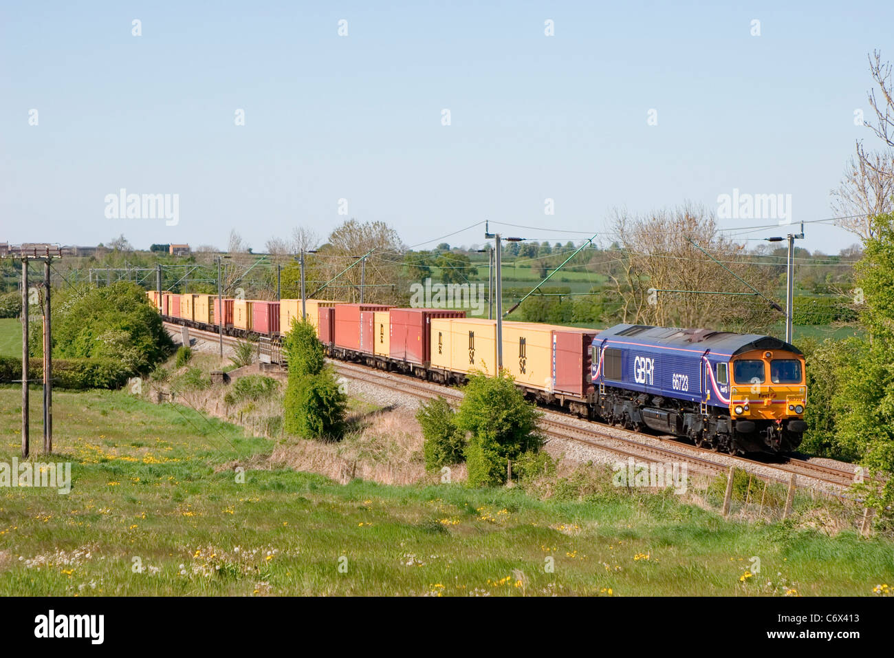 Une classe appartenant GBRf 66 locomotive diesel travaillant un conteneur intermodal freight train près de Long Buckby. Banque D'Images