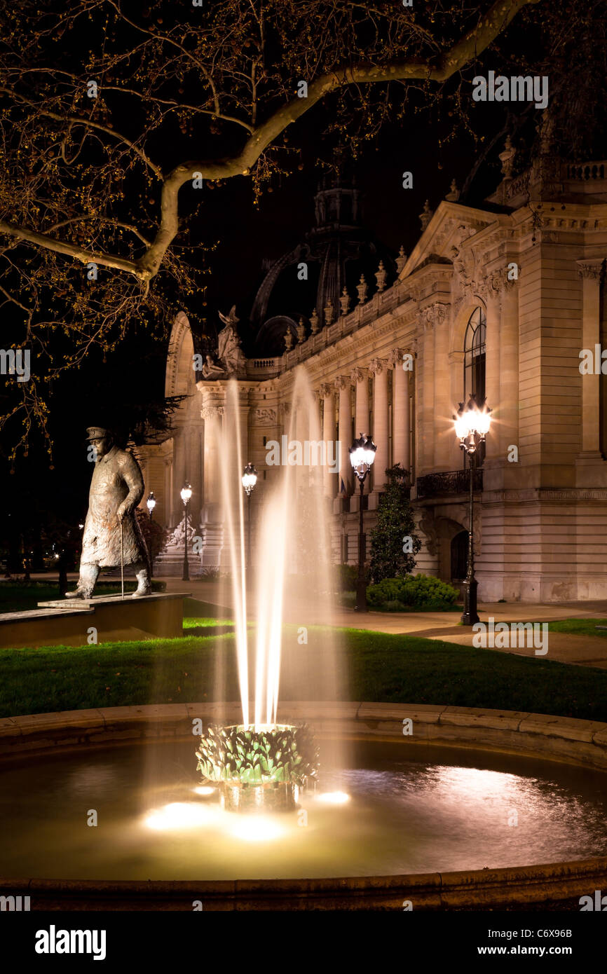 La fontaine et la statue de Winston Churchill près du Petit Palais à Paris la nuit. La France. Banque D'Images