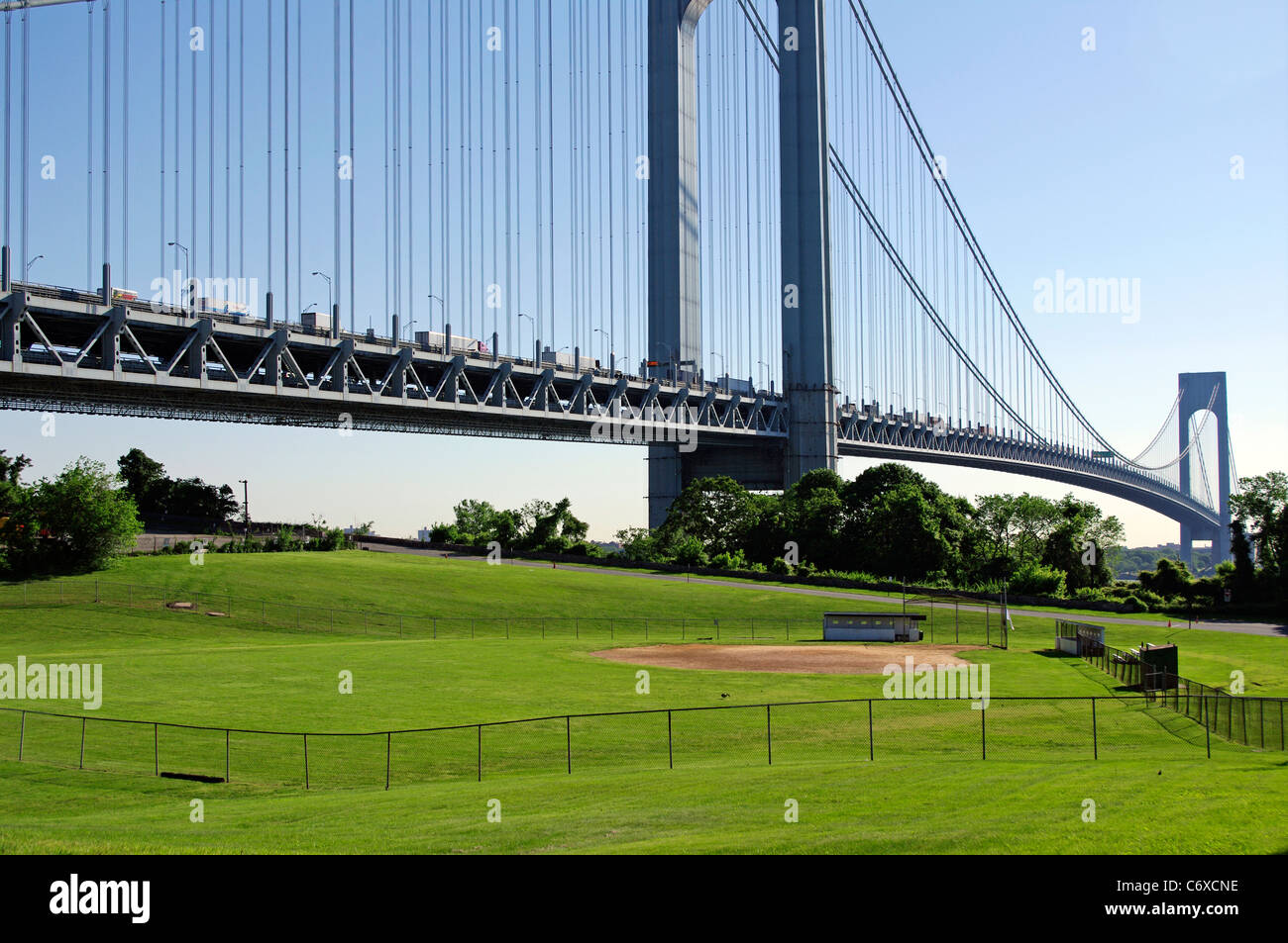 Verrazano Bridge du côté de Staten Island à Fort Wadsworth à Brooklyn avec terrain de baseball, NEW YORK, USA Banque D'Images