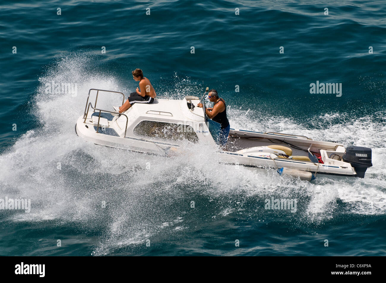 Petit bateau de pêche, bateaux de plaisance, Yamaha 40HP le prémélange seul  moteur hors-bord. Méditerranée, l'Europe Photo Stock - Alamy