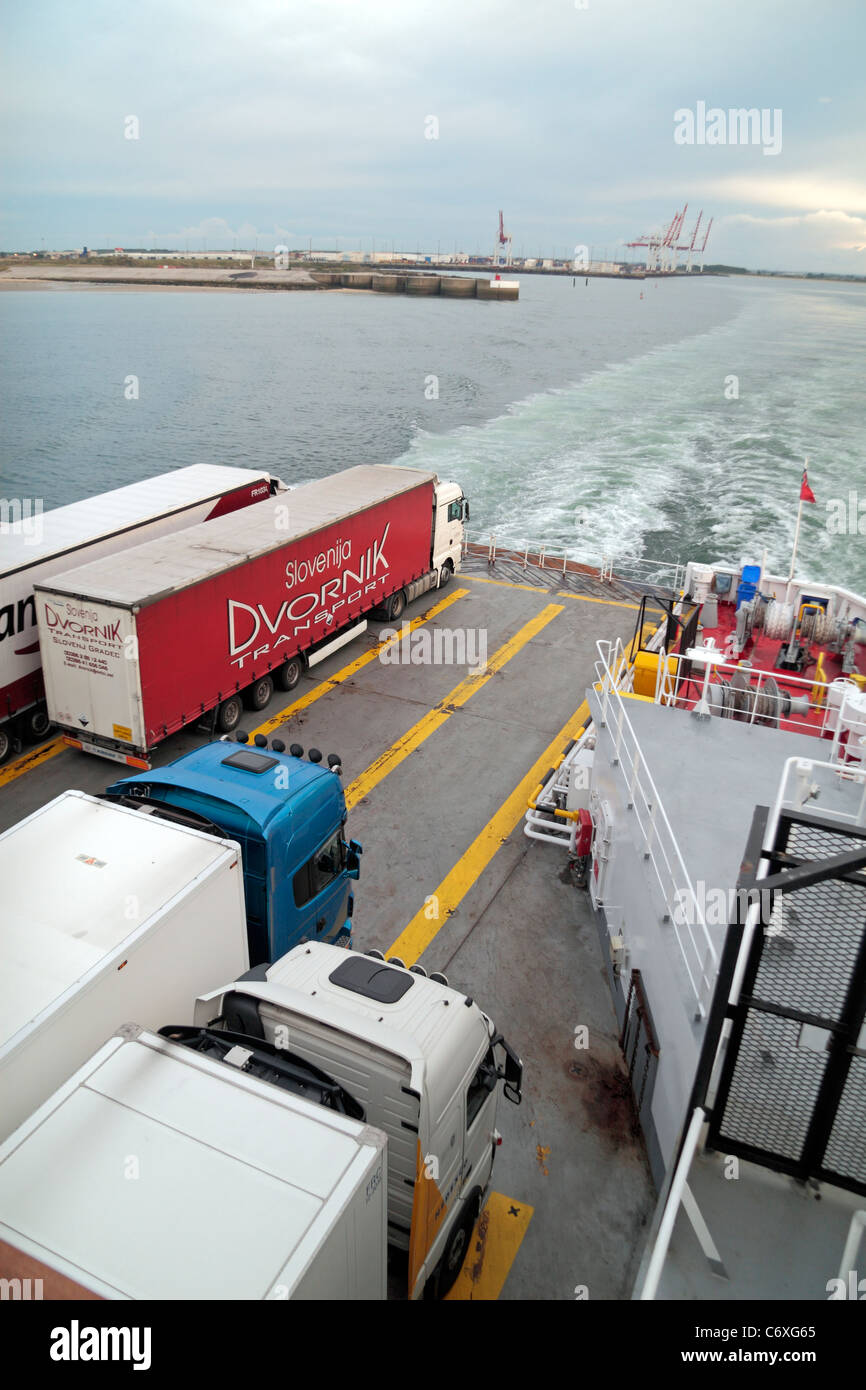 Les camions stationnés sur la plate-forme arrière ouverte d'un DFDS Seaways roll-on roll-off ferry, au départ du port de Dunkerque Dunkerque (France). Banque D'Images