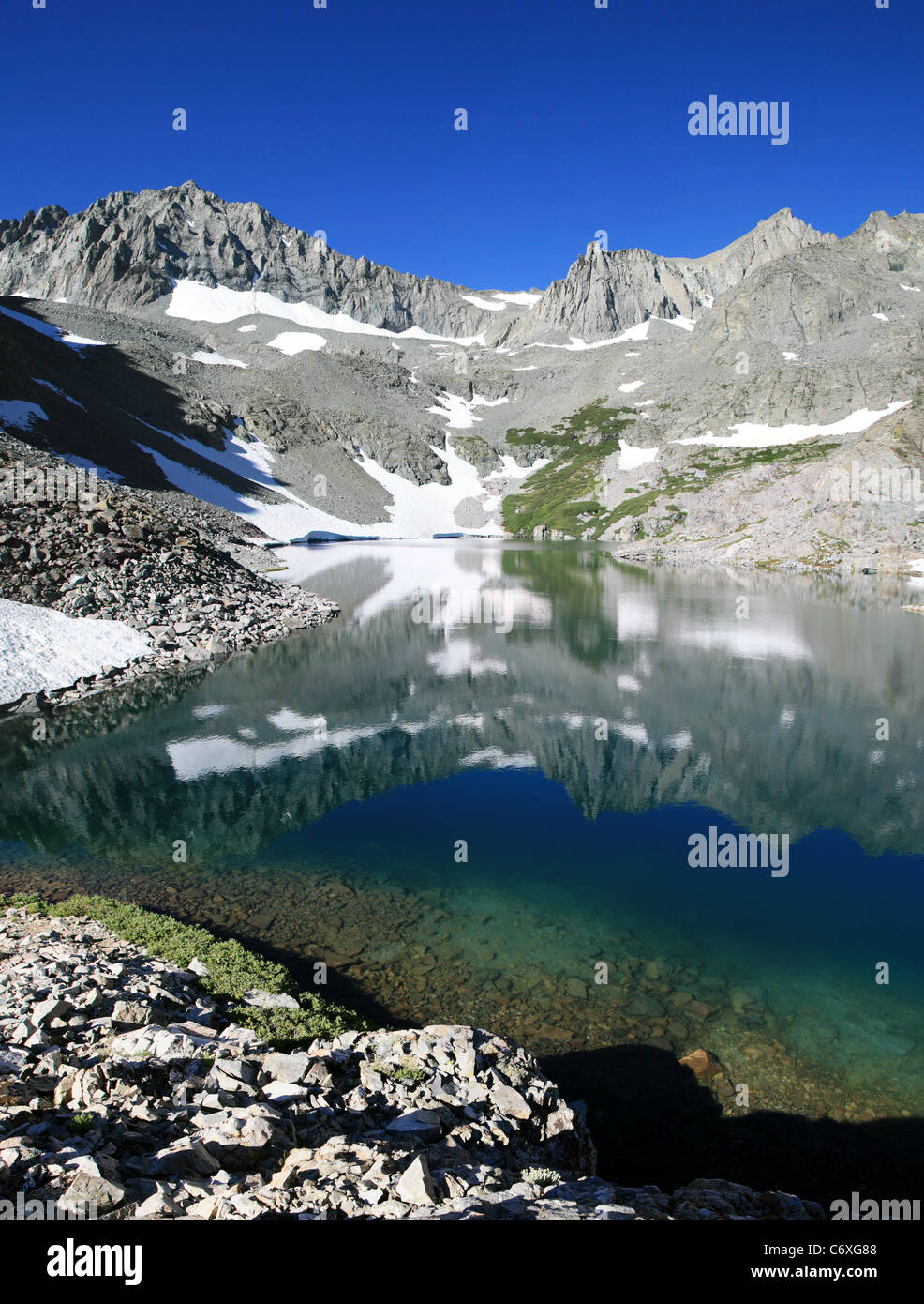 Reflet de Ed Lane et pointe le pouce dans la montagne de Birch Lake dans les montagnes de la Sierra Nevada Banque D'Images