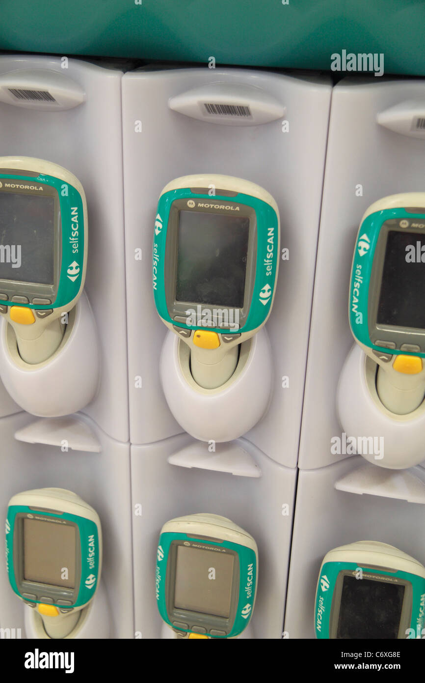 Un supermarché français balayage auto point de collecte avec les appareils portables pour numérisation de produits alors que le shopping. Août 2011. Banque D'Images