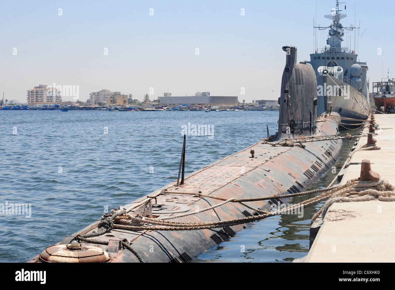 Les sous-marins militaires de classe Foxtrot de la nef à Kadhafi des quais à Benghazi Banque D'Images