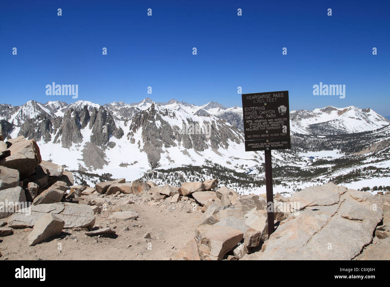 Le Kearsarge pied 11760 passent au-dessus de la Sierra Nevada dans le Parc National Kings Canyon en Californie avec signe Banque D'Images