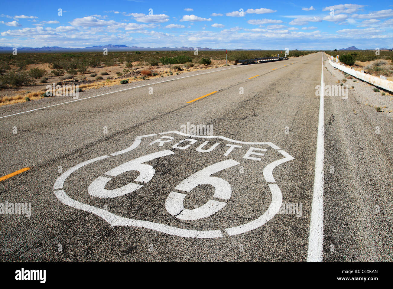 Route 66 Route mène vers l'horizon lointain de la californie du sud Banque D'Images