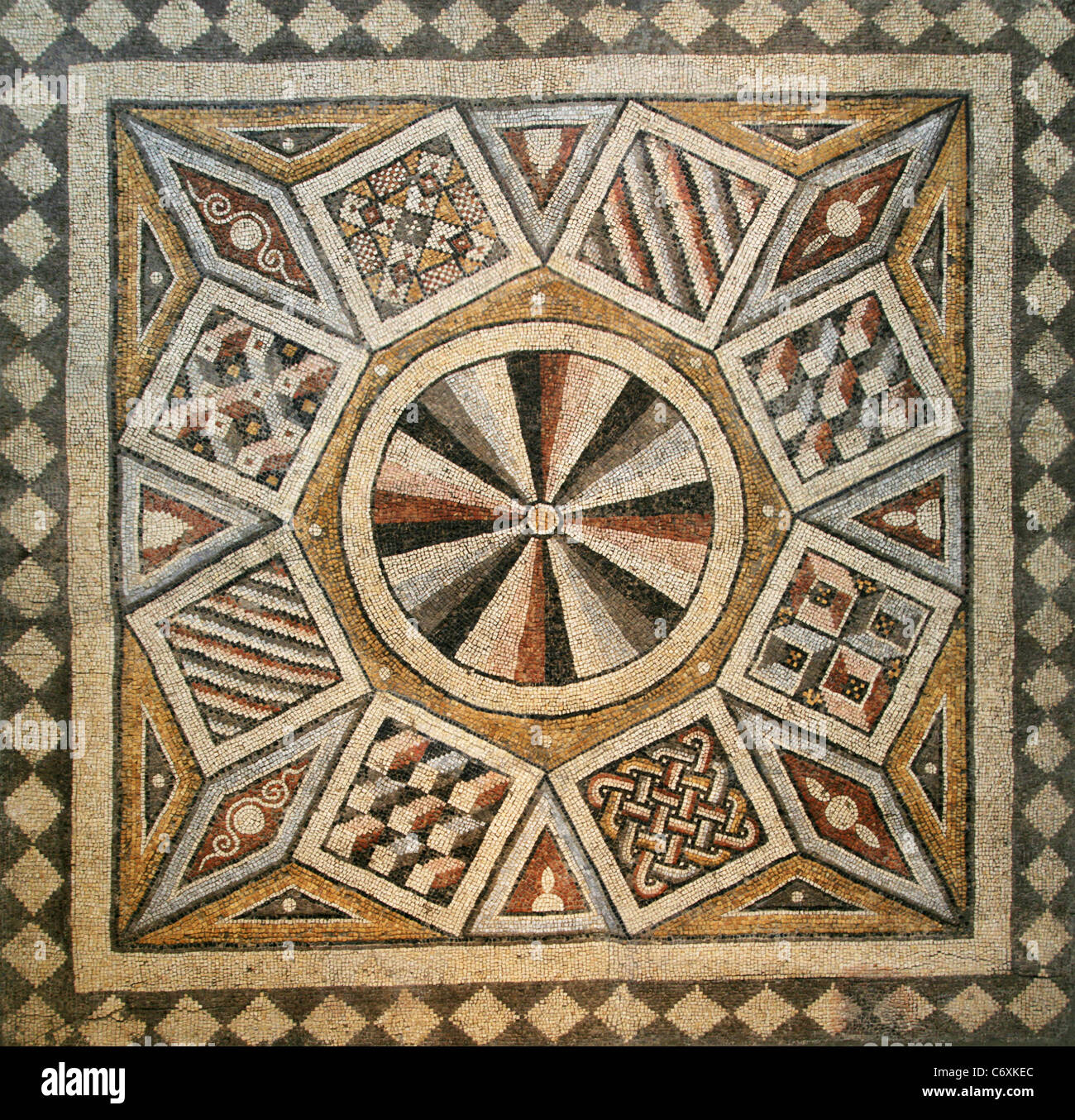 Mosaïque romaine géométrique Banque de photographies et d'images à haute  résolution - Alamy