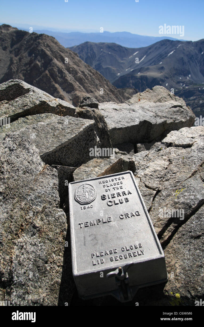 Inscrivez-vous sur le sommet du Temple Crag haut de 12999 pieds de grand Temple de rocher dans les montagnes de la Sierra Nevada de Californie Banque D'Images