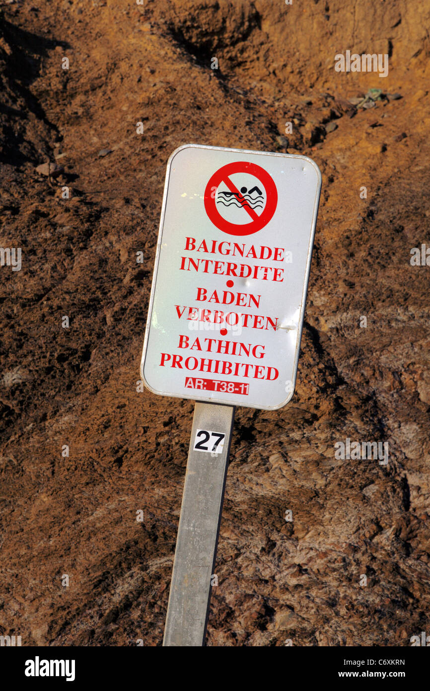 Signe interdit de baignade en Français, Allemand et Anglais Banque D'Images