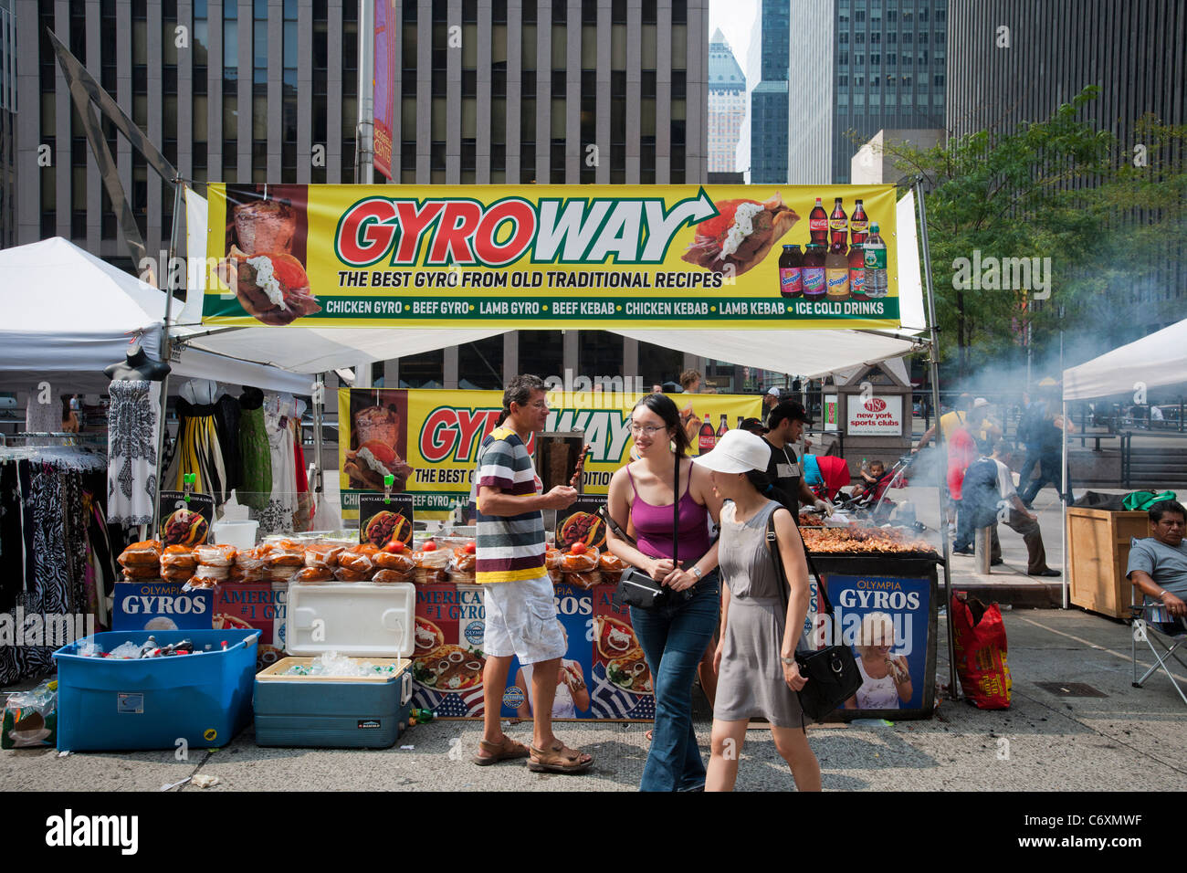 Un kiosque vendant kebabs gyros et copie le Subway sandwich shop Nom et logo à une foire de rue à New York Banque D'Images