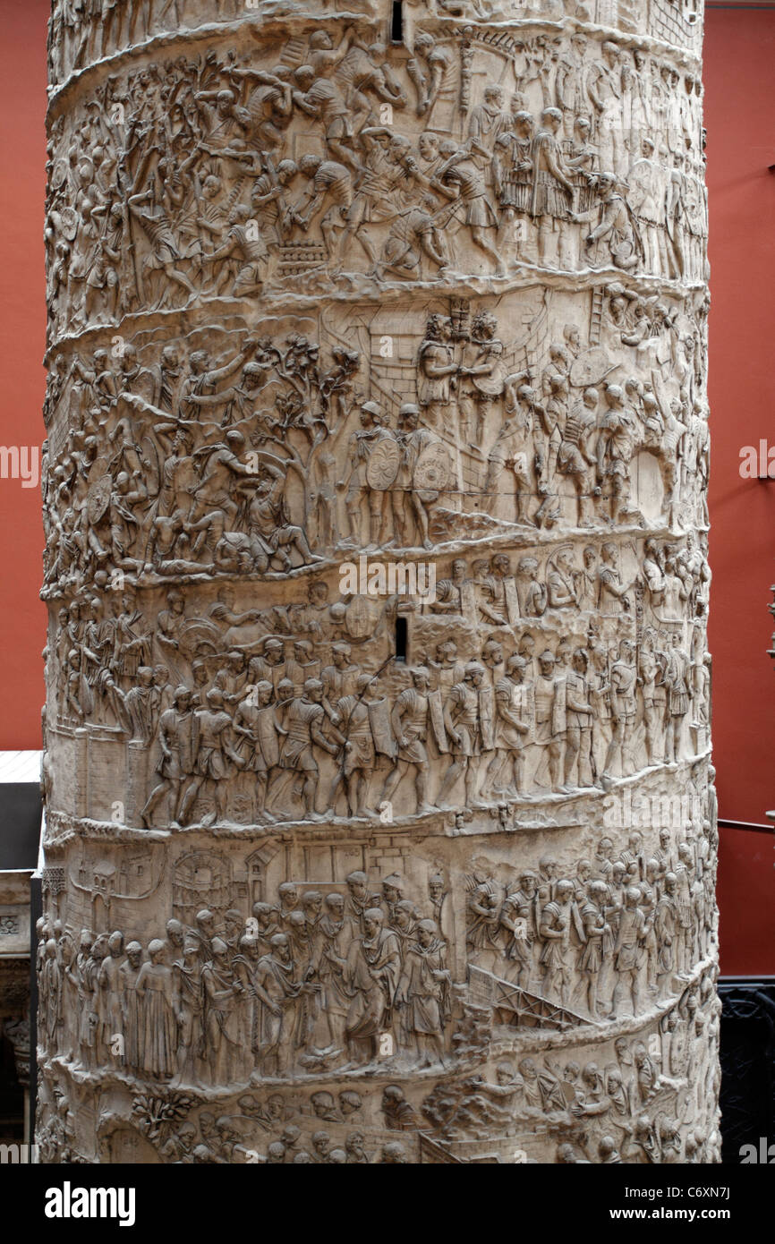 Trajans, colonne en plâtre dans le Victoria and Albert Museum, Londres Banque D'Images