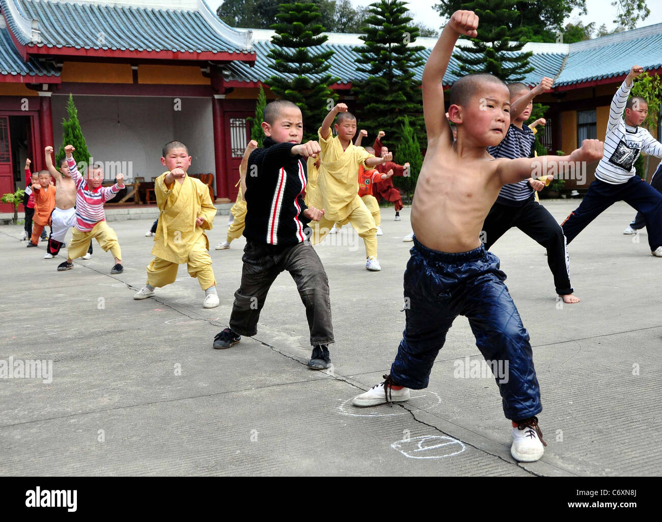 La façon Shaolin master garçons ces jeunes garçons apprennent à maîtriser l'art martiaux populaires de shaolin kung fu. L Banque D'Images