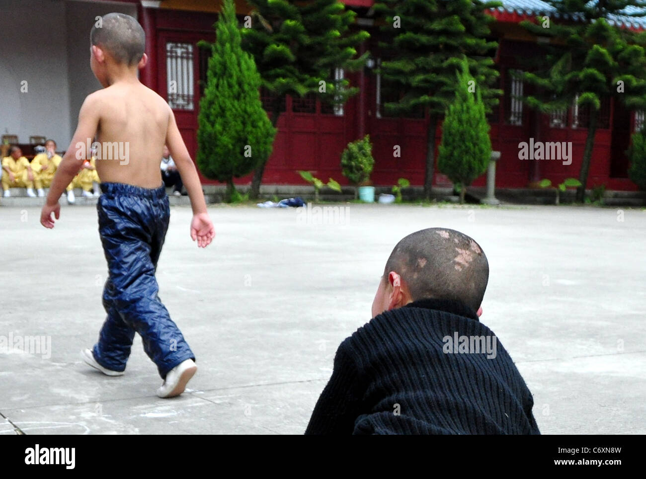 La façon Shaolin master garçons ces jeunes garçons apprennent à maîtriser l'art martiaux populaires de shaolin kung fu. L Banque D'Images