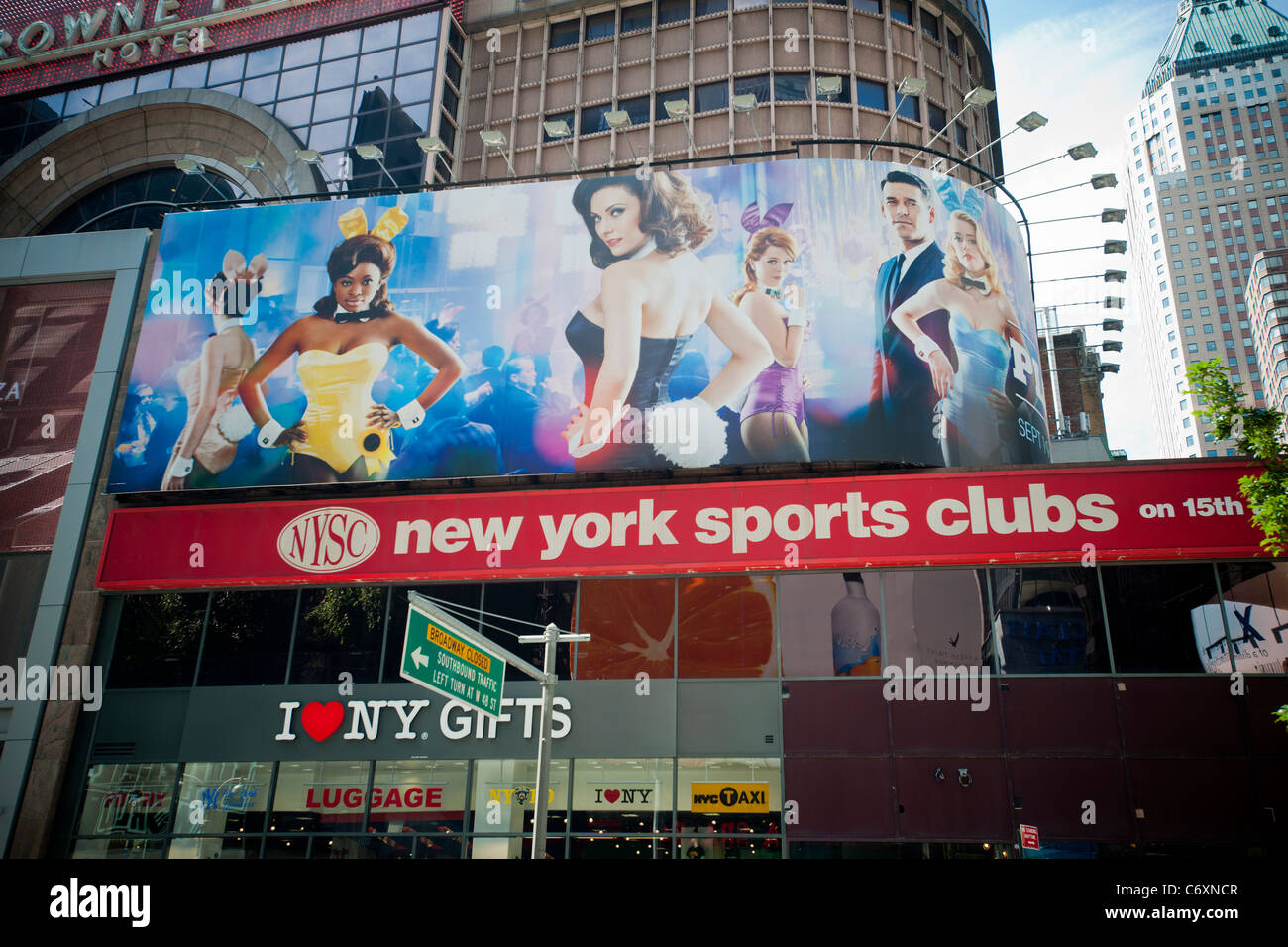 La publicité sur des panneaux publicitaires pour le programme de télévision NBC, le Playboy Club Banque D'Images
