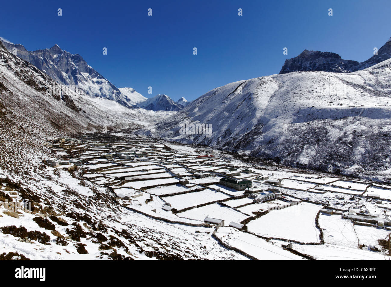 Dingboche village et le Lhotse et l'Island Peak montagne, région de l'Everest, au Népal Banque D'Images