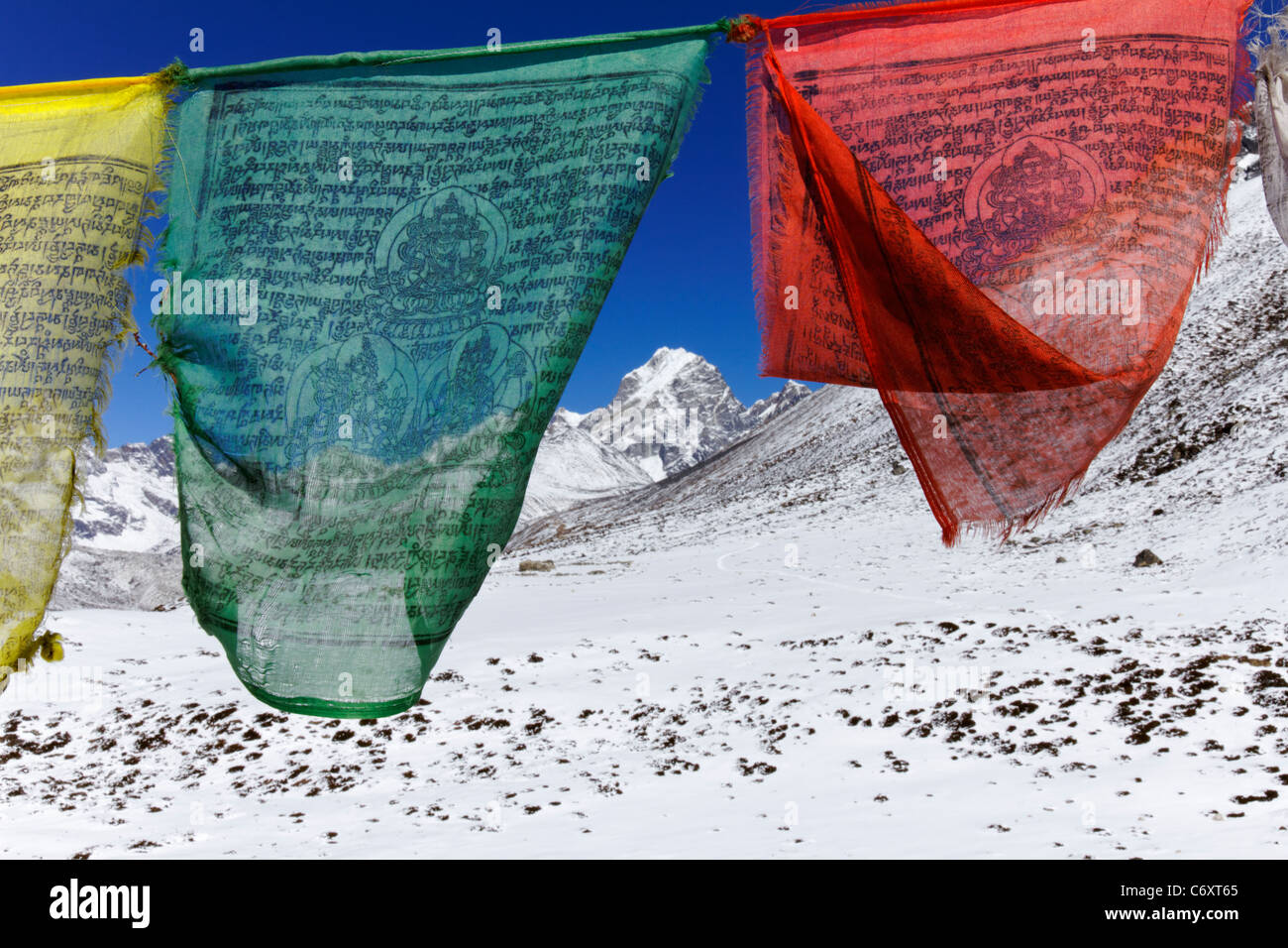 Les drapeaux de prières et de montagnes enneigées, Région de l'Everest, au Népal Banque D'Images