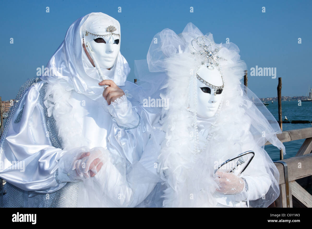 Deux personnes en costume au cours de Carnivale 2011 à Venise Italie Banque D'Images