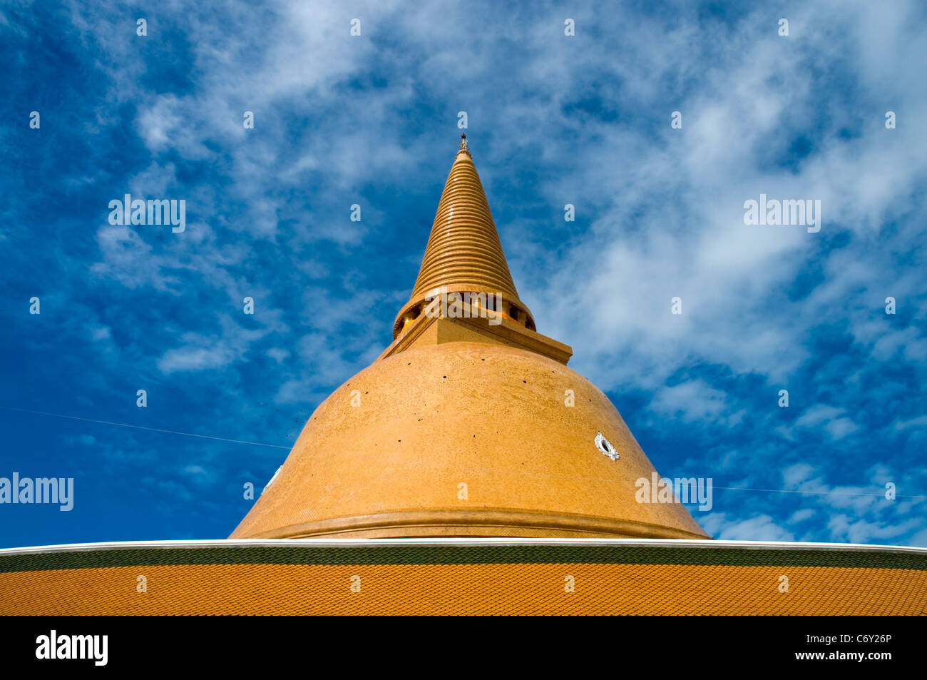 Grand stupa dans ciel bleu, Nakornpathom en Thaïlande Banque D'Images