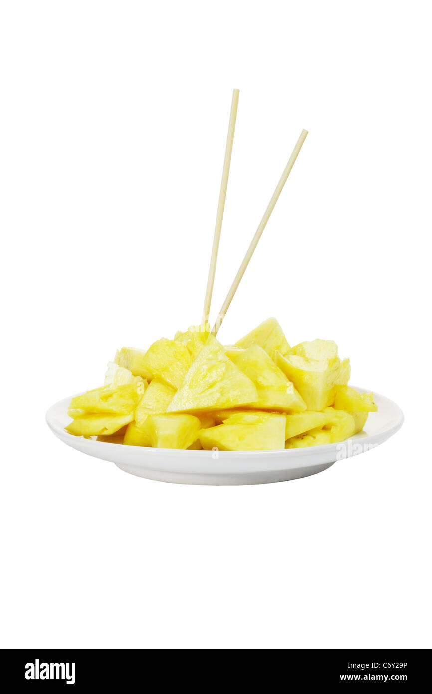 Couper les tranches d'ananas fraîchement juteux et brochettes en bois sur fond blanc Banque D'Images
