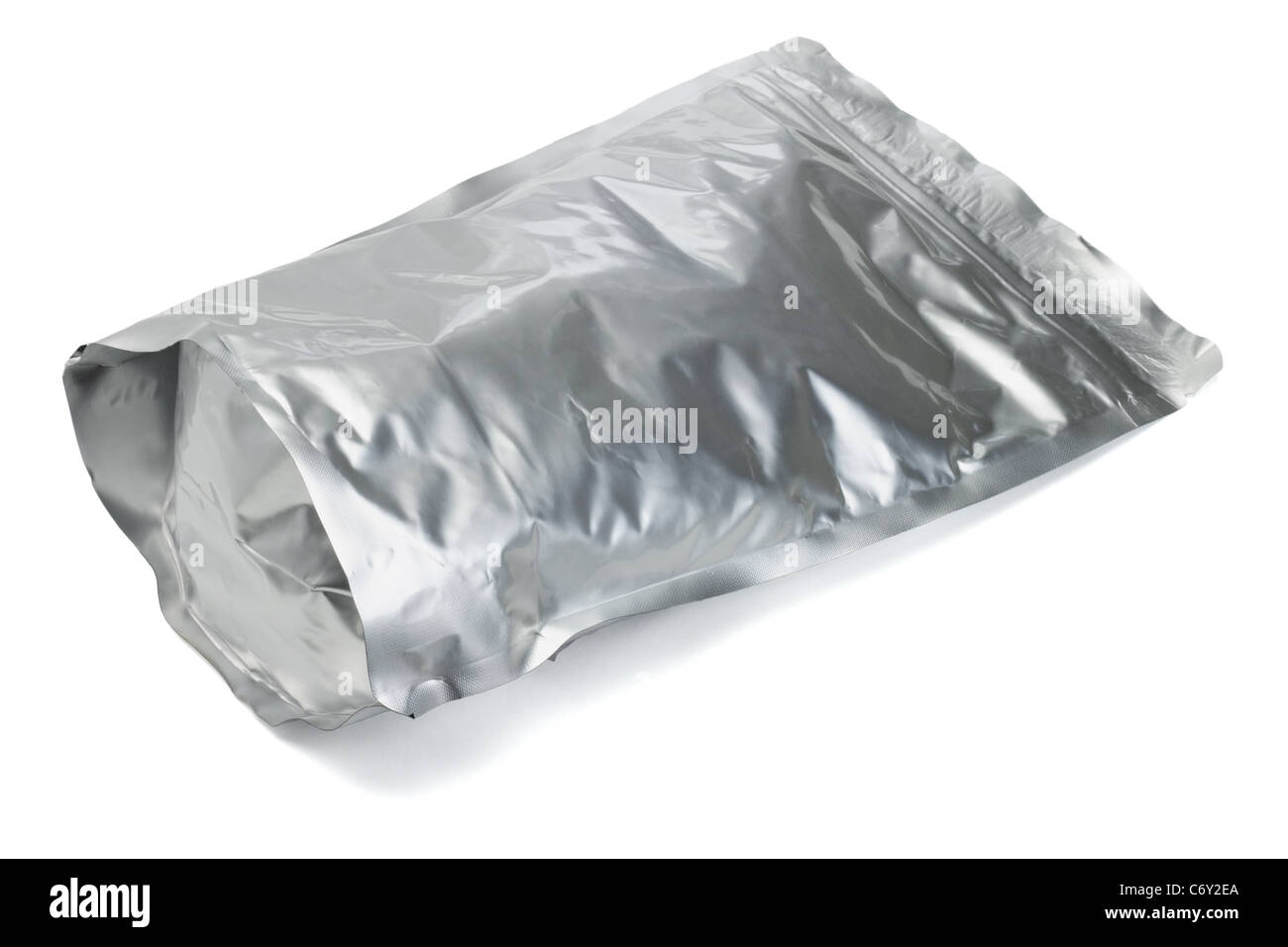 Sac d'aluminium scellés contenant des céréales sur fond blanc Banque D'Images