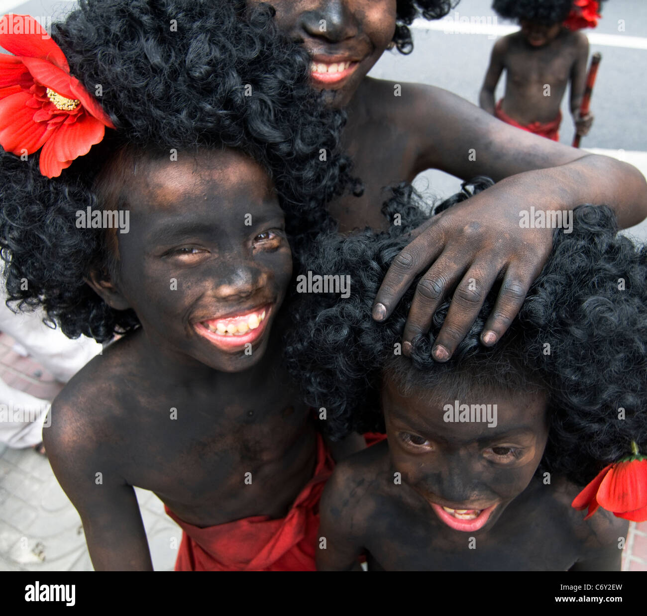 Les garçons thaïlandais Afro qui pose pour une photo lors d'un festival haut en couleurs. Banque D'Images