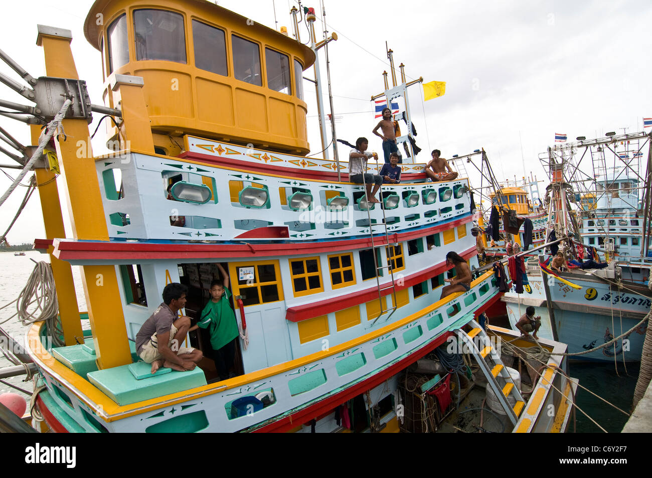 Les pêcheurs thaïlandais sur leurs bateaux de pêche. Banque D'Images