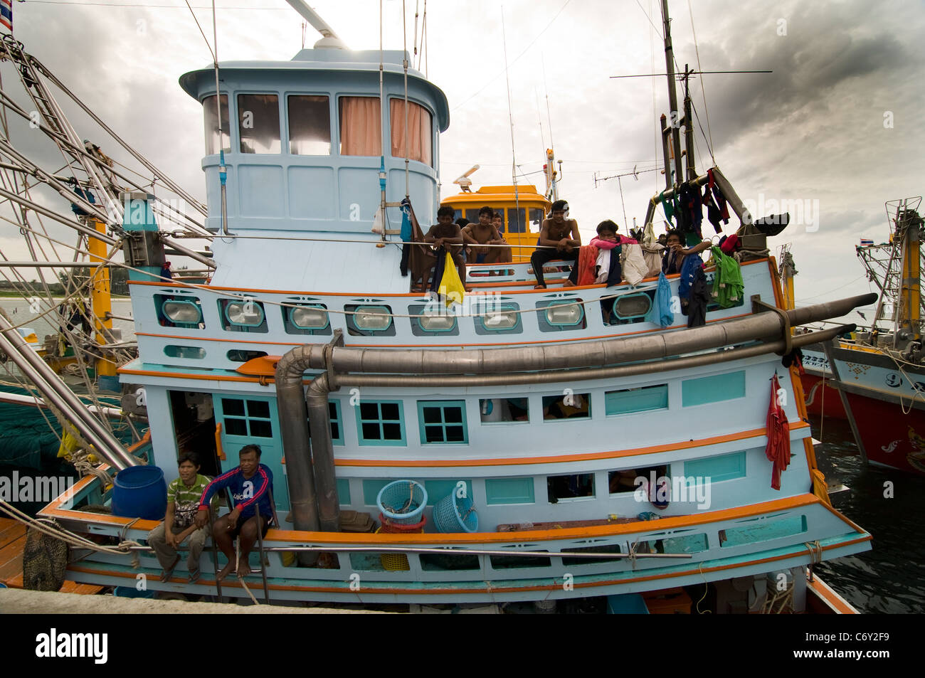 Les pêcheurs thaïlandais sur leurs bateaux de pêche. Banque D'Images