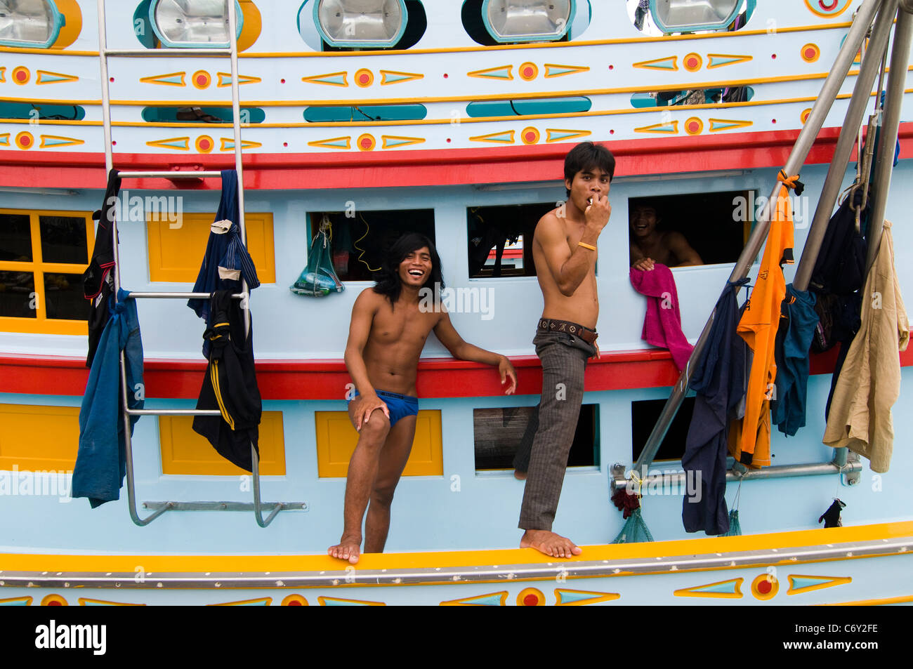 Les pêcheurs thaïlandais sur leurs bateaux de pêche. Banque D'Images
