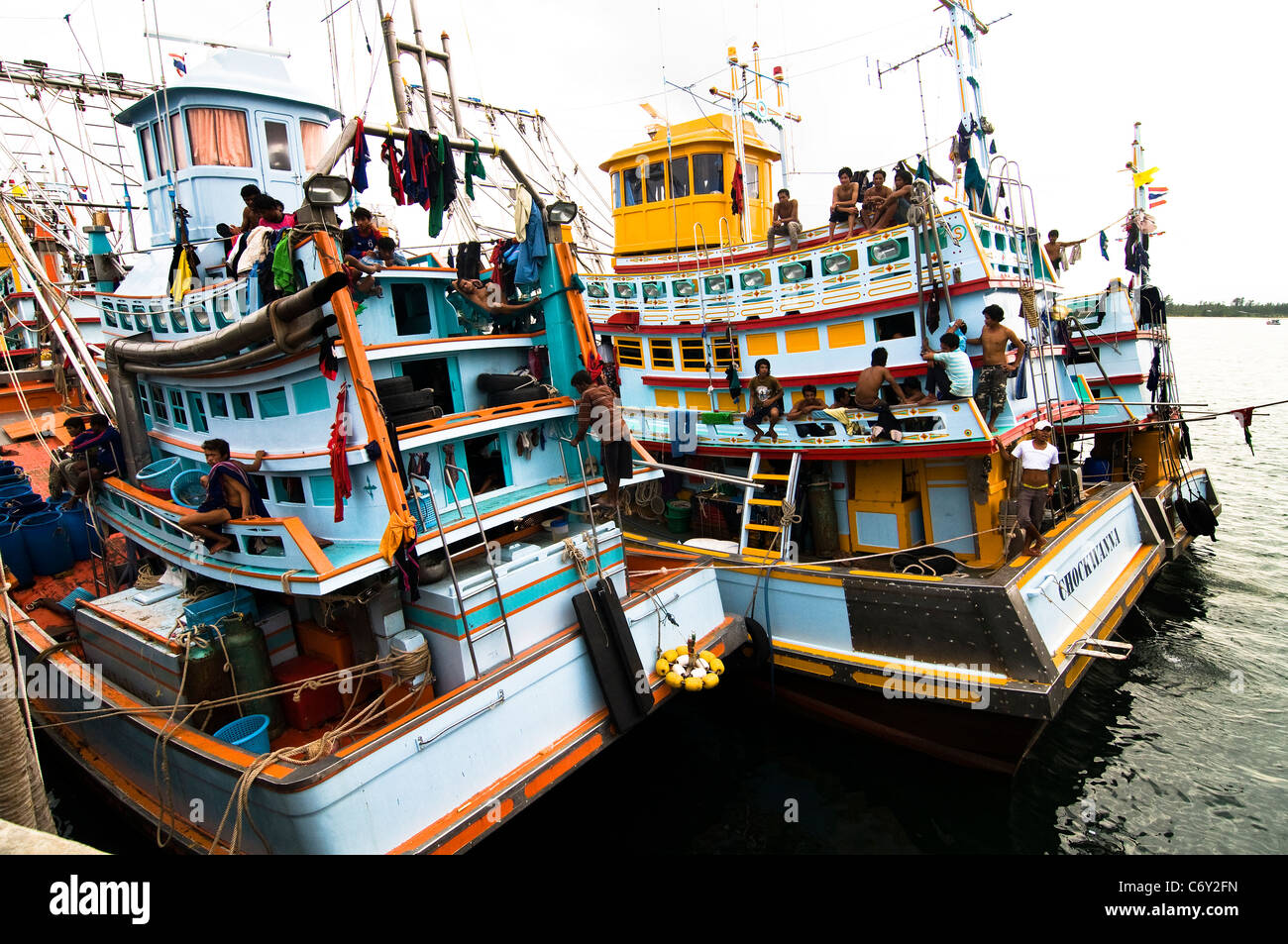 Les pêcheurs sur leurs bateaux de pêche dans le golfe de Thaïlande. Banque D'Images