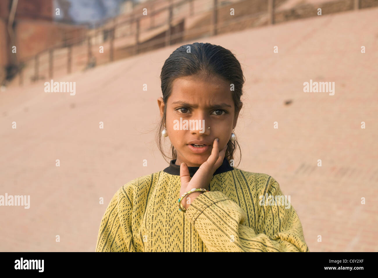 Une jeune fille à Varanasi, Inde dans l'état de l'Uttar Pradesh Banque D'Images