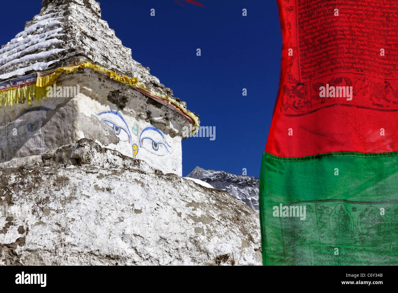 Drapeaux de prière et de stupa bouddhiste à Dingboche, village de la région de l'Everest, au Népal Banque D'Images