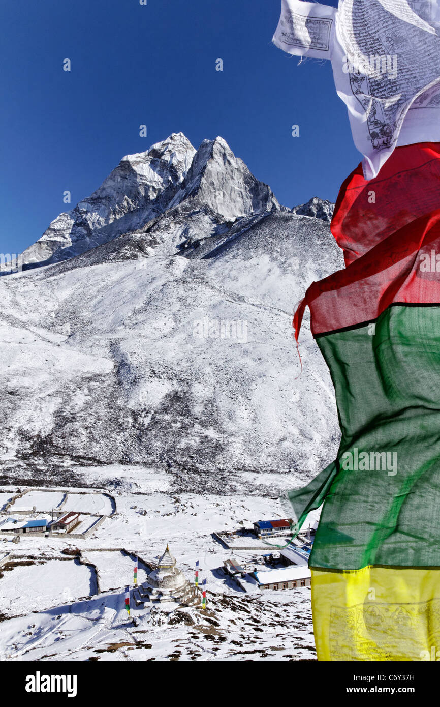 Les drapeaux de prières et de montagnes, la région de l'Everest, au Népal Banque D'Images