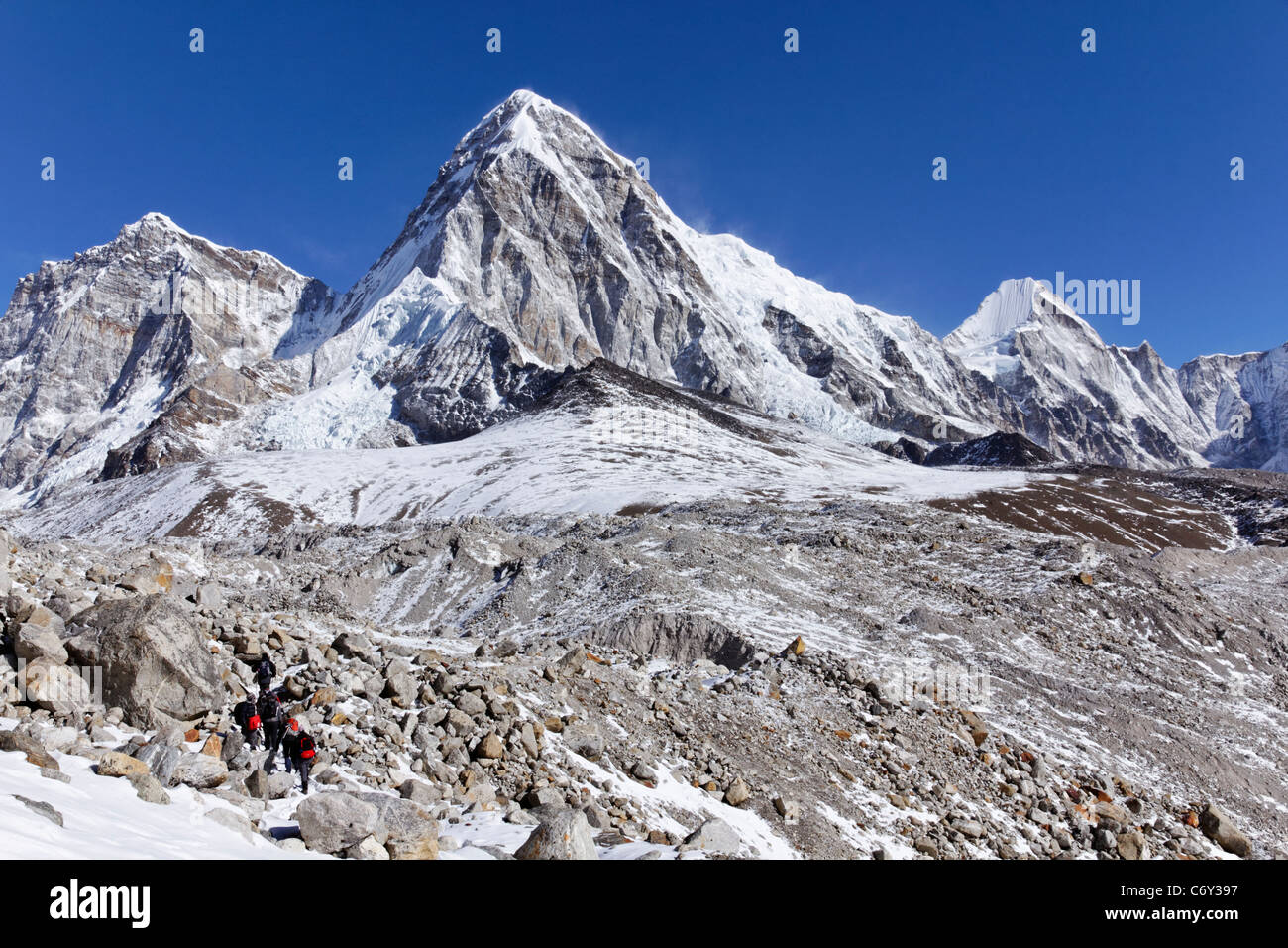 Le dôme Pumori montagne avec la roche noire du Kala Pathar en face d'elle, Région de l'Everest, au Népal Banque D'Images