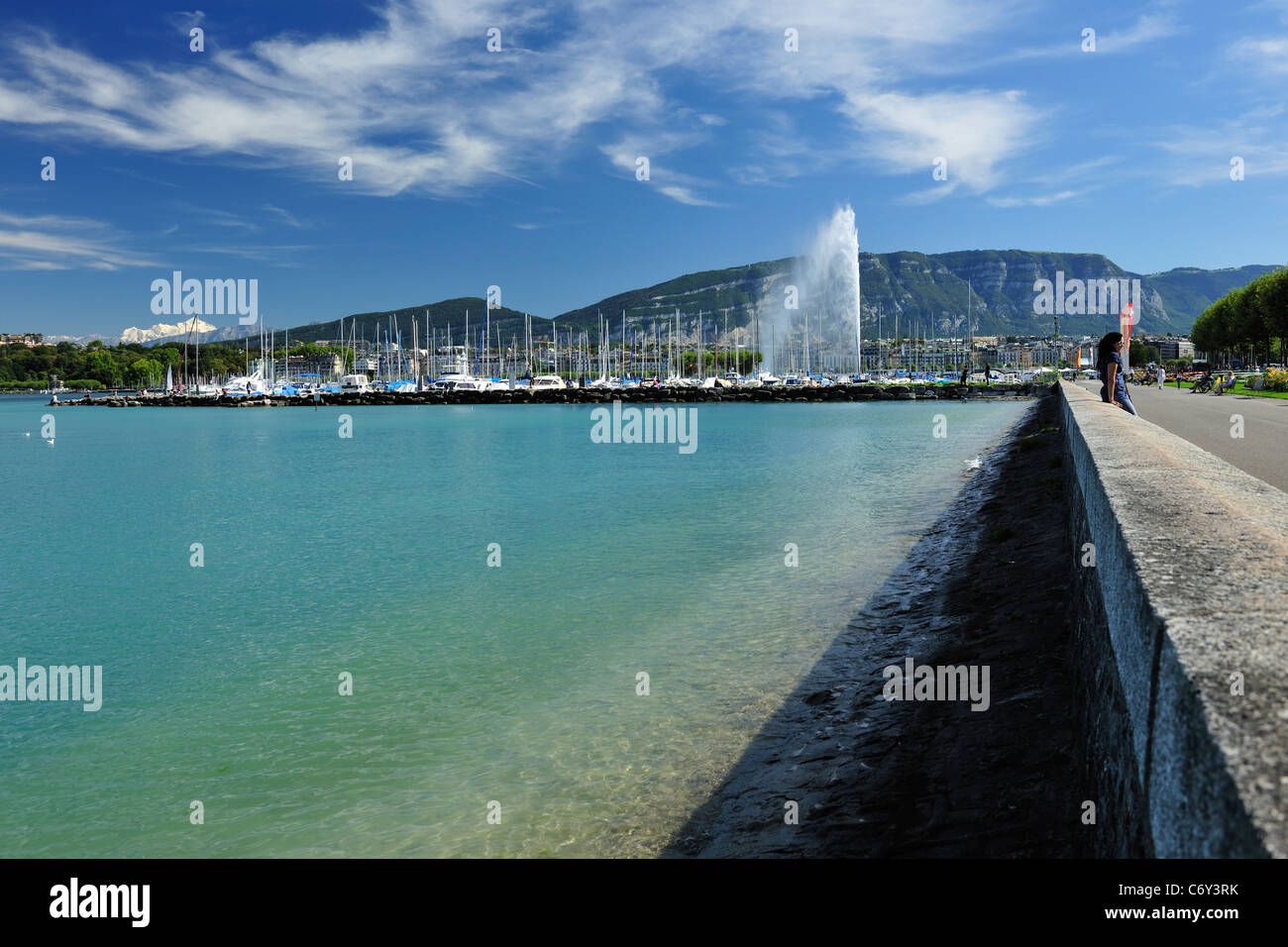 Le lac de Genève, Suisse Lac Léman bleu aka, l'eau avec la fontaine d'eau  et des bateaux avec les montagnes et le ciel bleu Photo Stock - Alamy