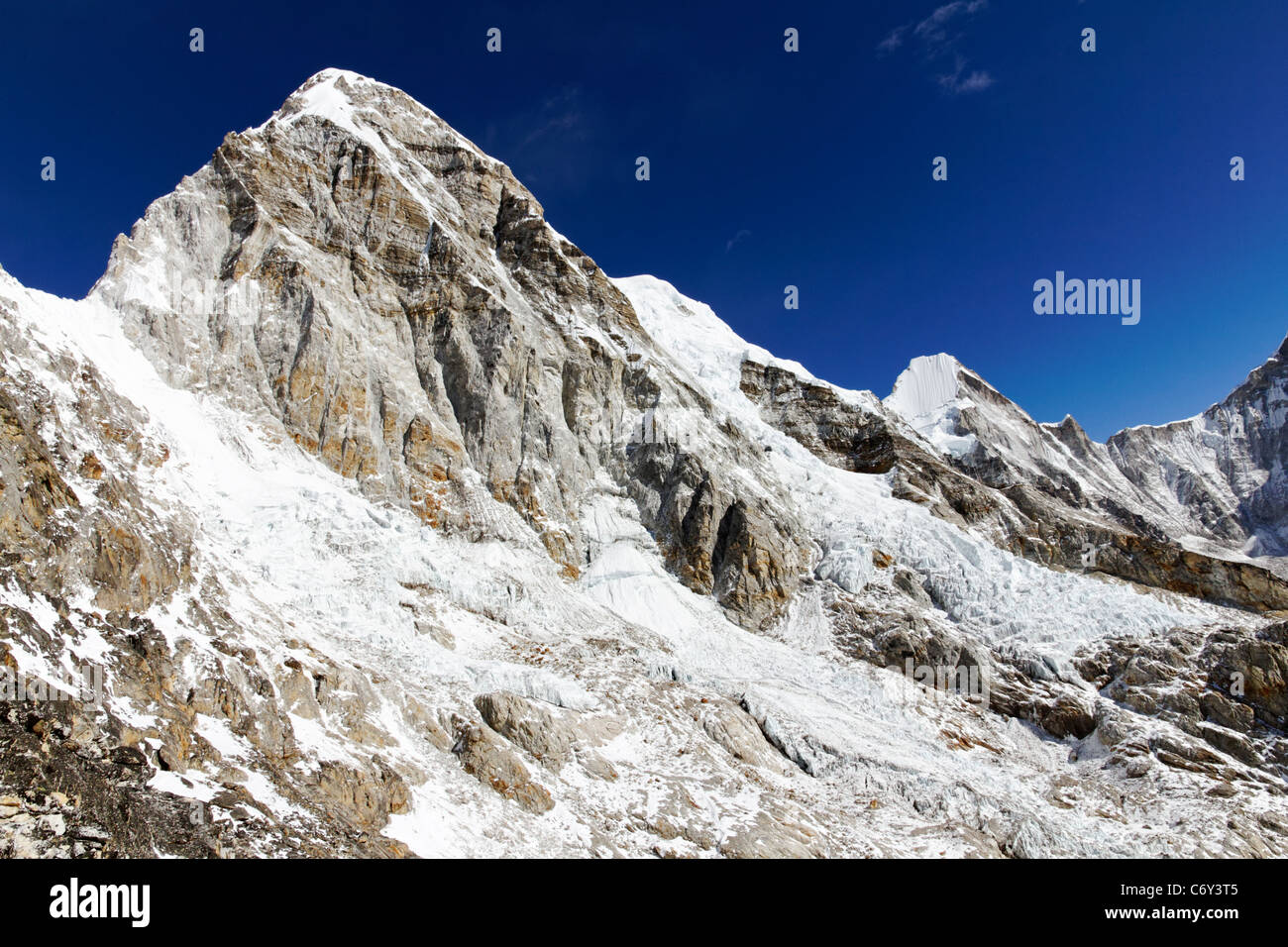 Vue sur le Pumori mountain depuis le sommet du Kala Pathar, Région de l'Everest, au Népal Banque D'Images