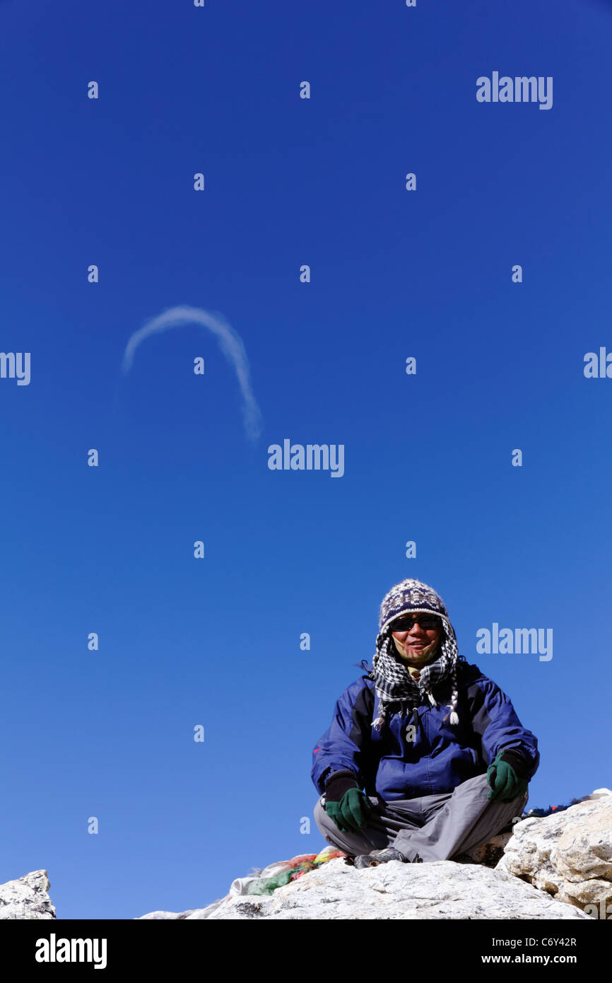 Guide Sherpa au sommet du Kala Pathar avec une formation nuageuse, Région de l'Everest, au Népal Banque D'Images