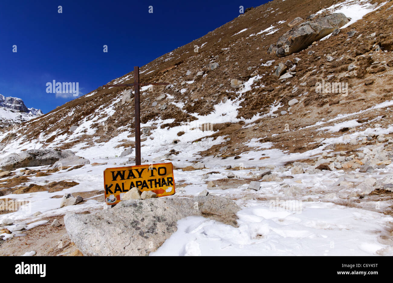 Panneau indiquant le chemin vers le sommet du Kala Pathar, Région de l'Everest, au Népal Banque D'Images