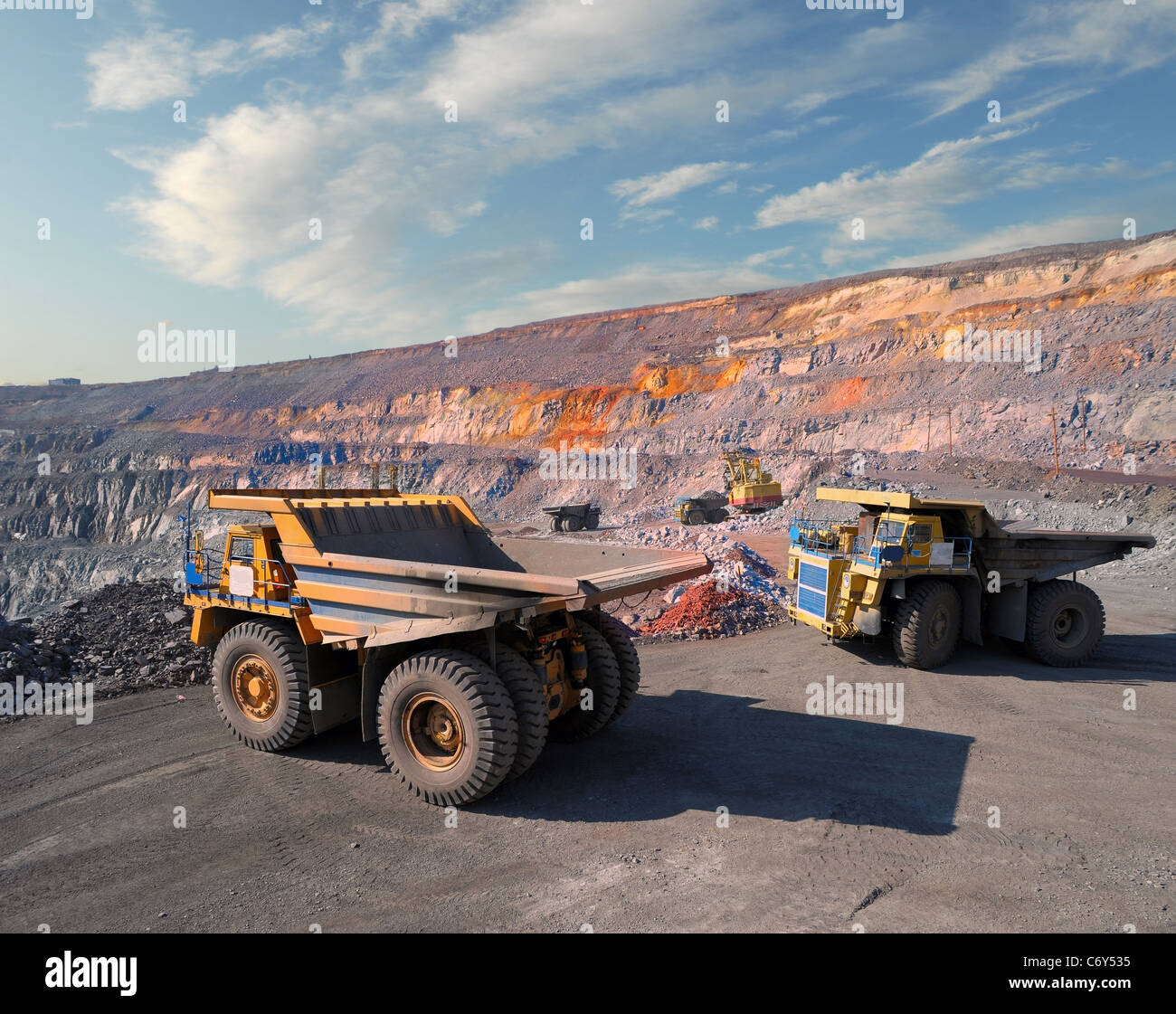 Les gros camions transporter le minerai de fer en carrière Banque D'Images