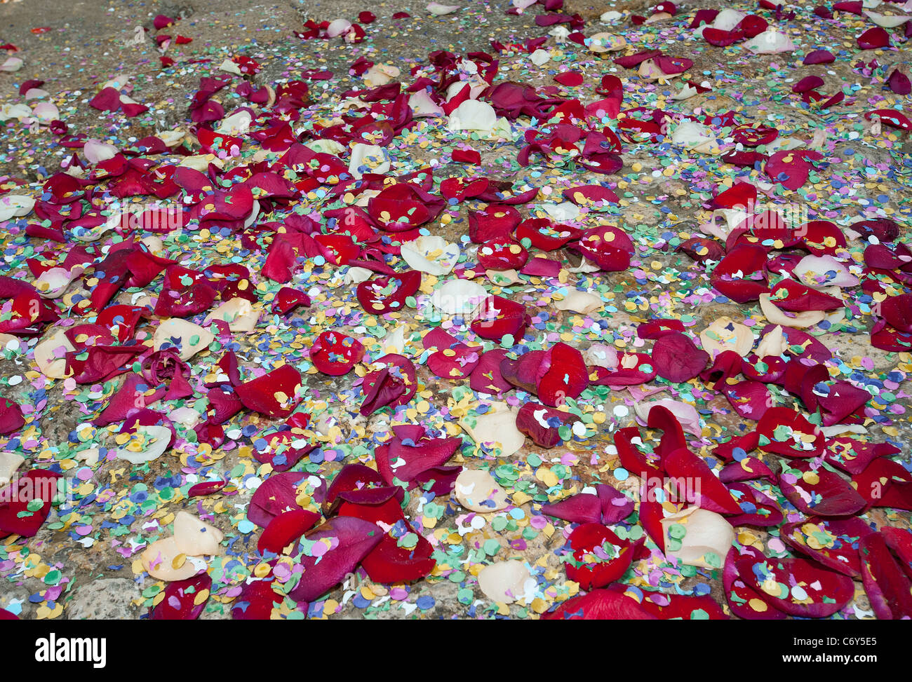 Confettis de mariage sur les mesures Banque D'Images