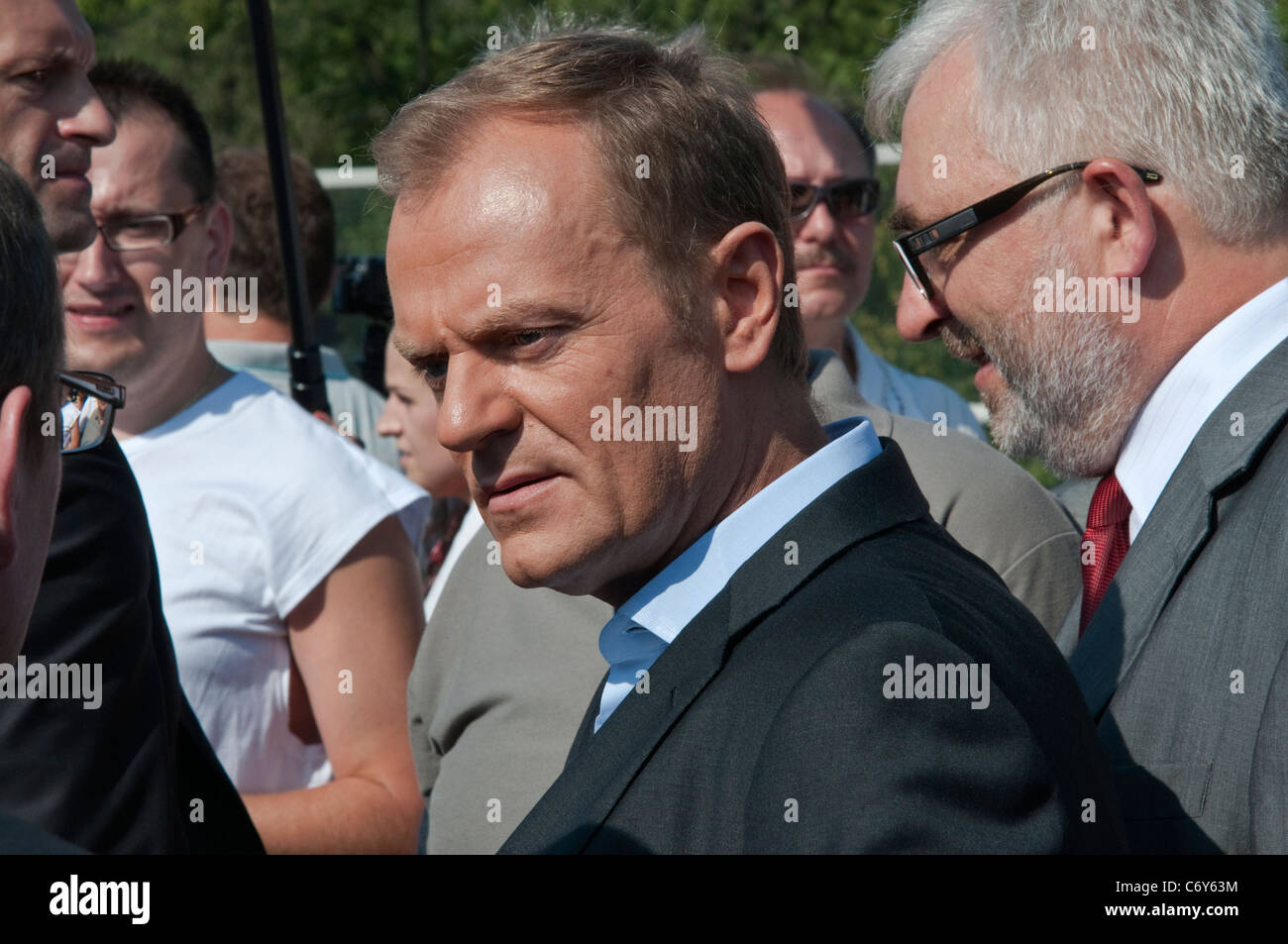 Le Premier ministre polonais Donald Tusk se mêle à la foule, inauguration du nouveau pont Redzinski, le 27 août 2011, à Wrocław, en Pologne Banque D'Images
